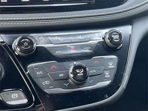 New 2026 Chrysler Pacifica Select image 18