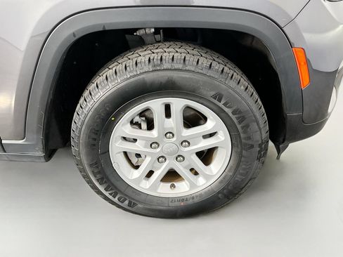 Used 2023 Jeep Grand Cherokee Laredo RWD image 38
