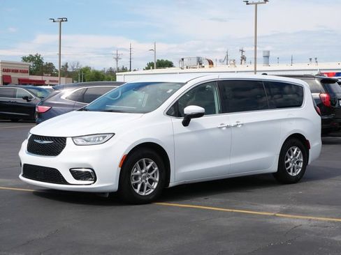 Used 2023 Chrysler Pacifica Touring-L FWD image 2