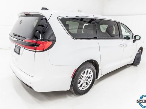 Used 2023 Chrysler Pacifica Touring-L image 6
