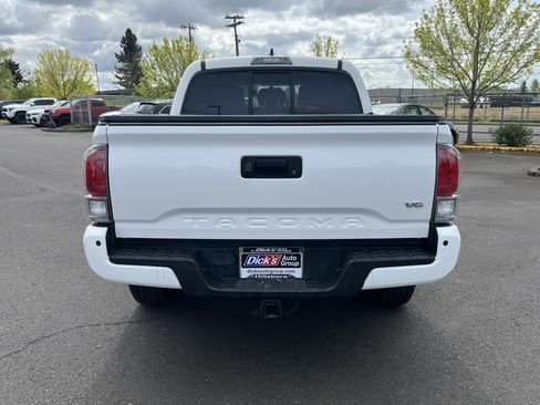 Used 2016 Toyota Tacoma Limited w/ Towing Package image 4