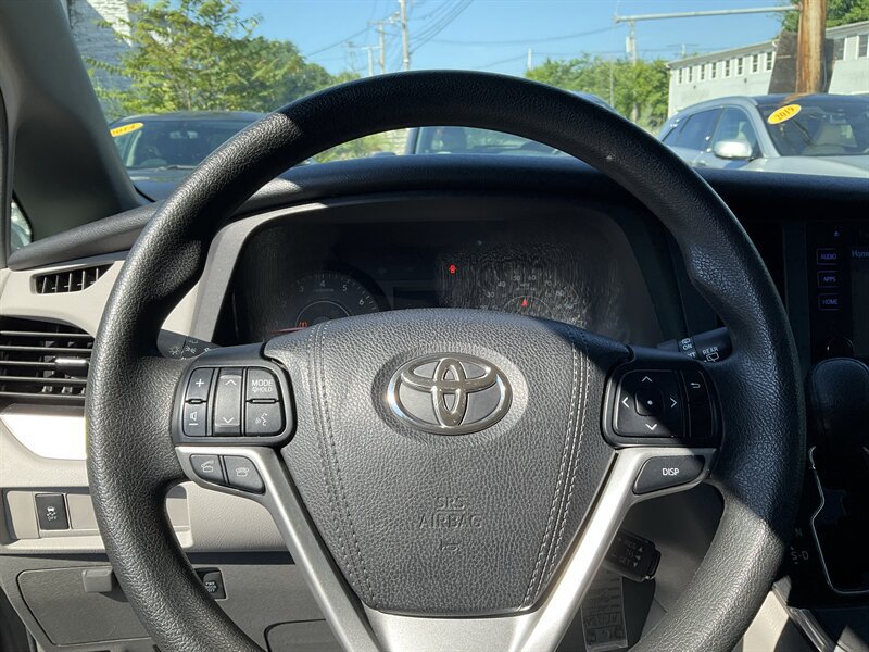 Used 2017 Toyota Sienna LE AWD/4WD image 24