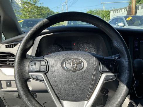 Used 2017 Toyota Sienna LE AWD/4WD image 24