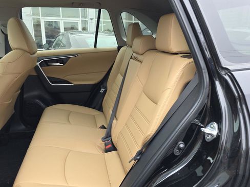 Used 2024 Toyota RAV4 XLE Premium image 6