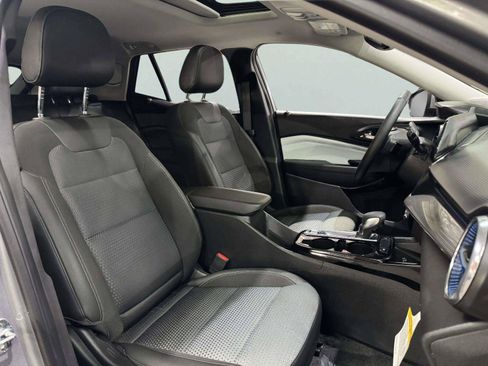 Used 2025 Chevrolet Trax LT w/ Sunroof Package FWD image 38
