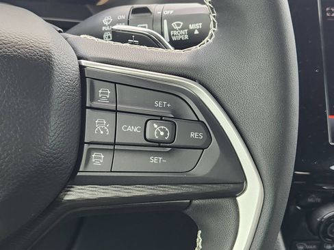 Used 2025 Jeep Grand Cherokee Altitude AWD/4WD image 32
