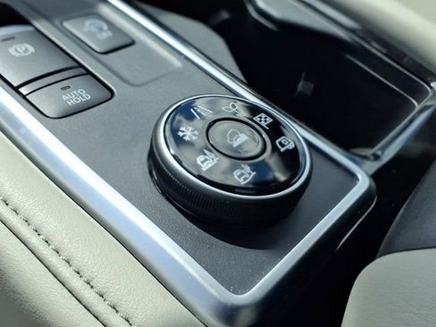 Used 2025 Nissan Pathfinder SL AWD/4WD image 16