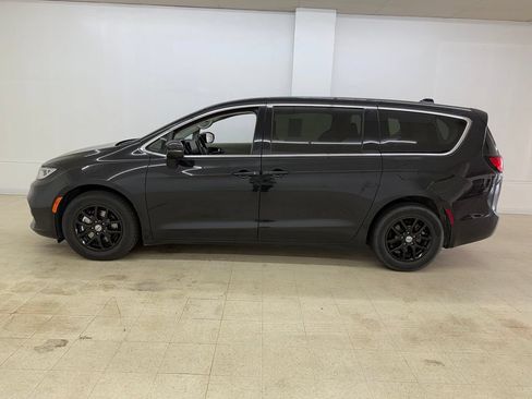 Used 2023 Chrysler Pacifica Touring-L FWD image 2