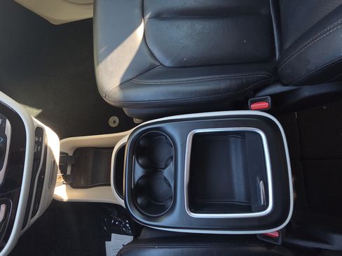 Used 2020 Chrysler Pacifica Touring-L Plus FWD image 39