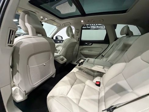 Used 2018 Volvo XC60 T5 Momentum w/ Convenience Package image 23