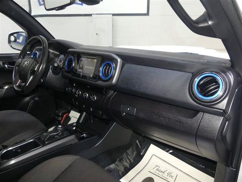 Used 2018 Toyota Tacoma TRD Sport AWD/4WD image 22