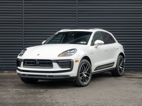 Certified 2023 Porsche Macan AWD/4WD image 1