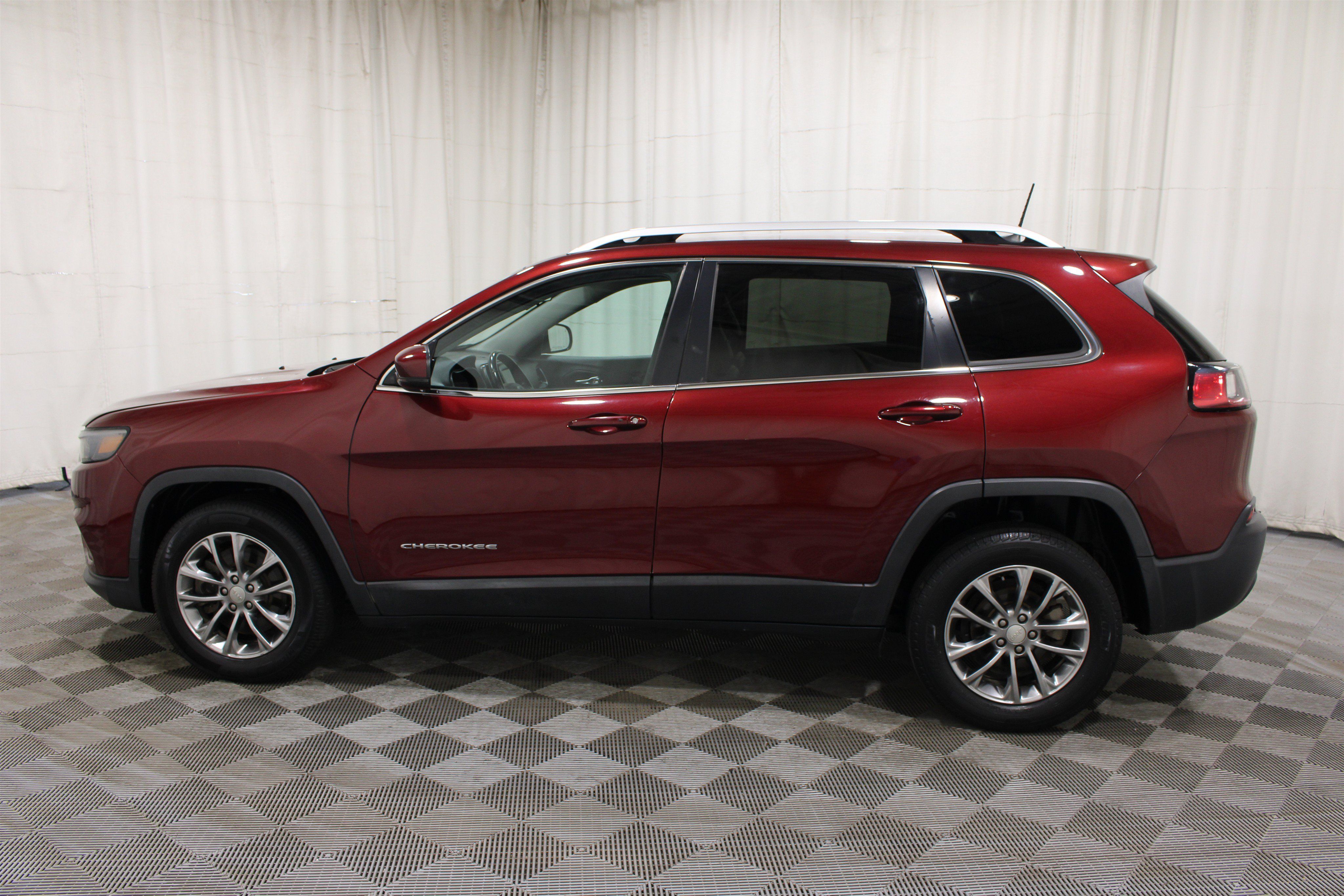 Used 2019 Jeep Cherokee Latitude Plus w/ Cold Weather Group FWD image 26