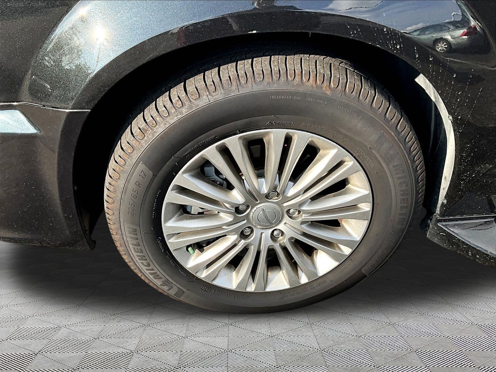 Used 2015 Chrysler Town & Country Touring-L w/ Driver Convenience Group FWD image 33