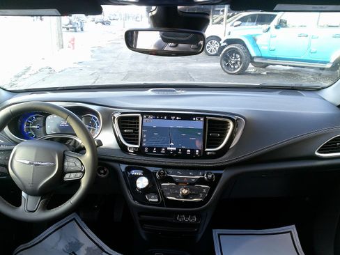 Used 2024 Chrysler Pacifica Select image 22