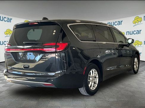 Used 2023 Chrysler Pacifica Touring-L image 6