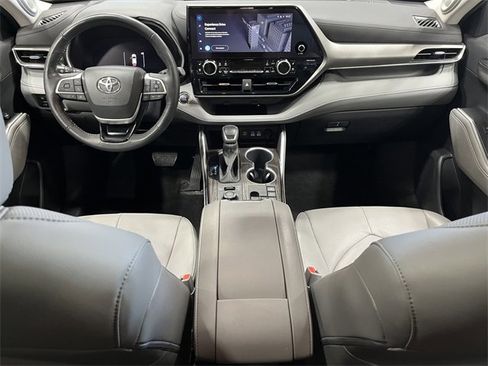 Used 2023 Toyota Highlander Limited image 15
