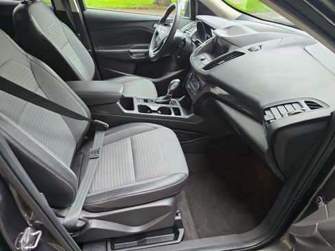 Used 2019 Ford Escape SE image 12