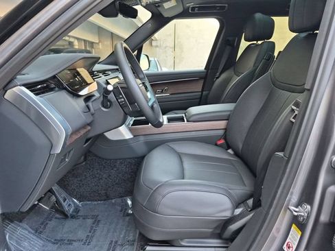 Used 2025 Land Rover Range Rover SE AWD/4WD image 9