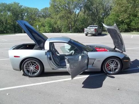 Used 2006 Chevrolet Corvette Coupe w/ Preferred Equipment Group image 28