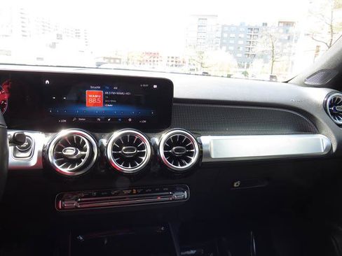 Used 2022 Mercedes-Benz GLB 250 4MATIC w/ Premium Package Lite image 19