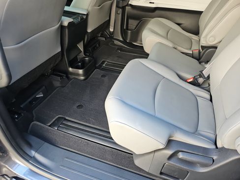 Used 2025 Toyota Sienna XLE FWD image 33