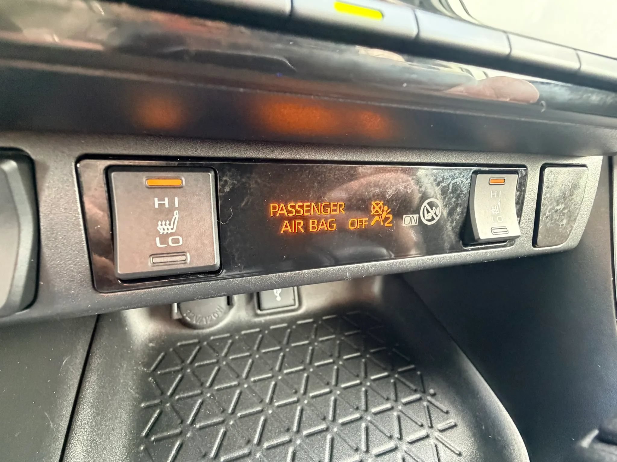 Used 2021 Toyota RAV4 XLE w/ XLE Grade Weather Package AWD/4WD image 17