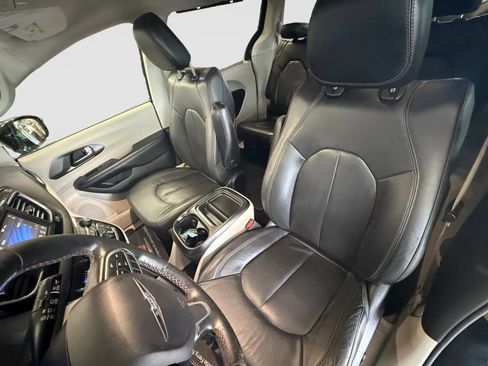 Used 2020 Chrysler Pacifica Touring-L FWD image 13