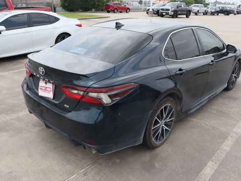 Used 2021 Toyota Camry SE FWD image 11
