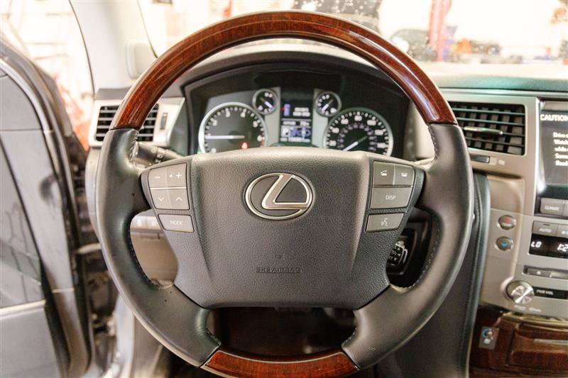 Used 2015 Lexus LX 570 4WD w/ Luxury Package image 17