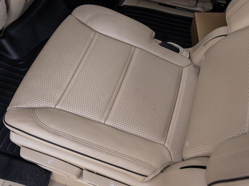 Used 2023 Cadillac Escalade Premium Luxury image 31