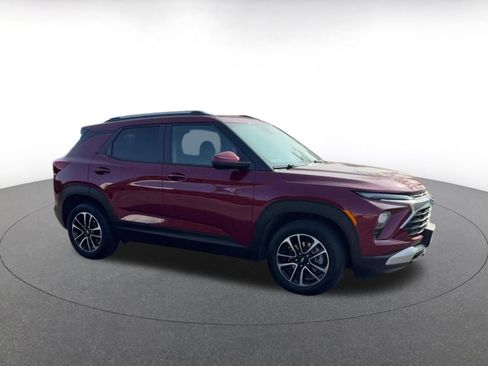 Used 2025 Chevrolet TrailBlazer LT image 2