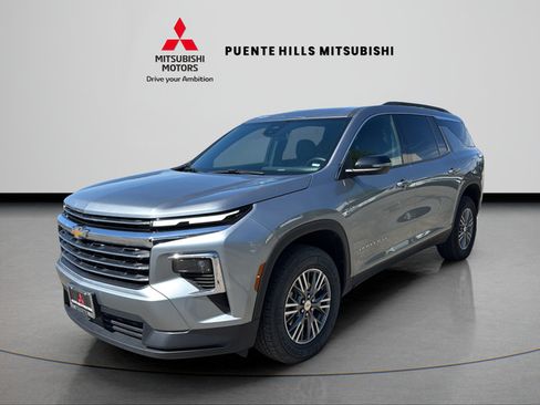 Used 2025 Chevrolet Traverse LT FWD image 1
