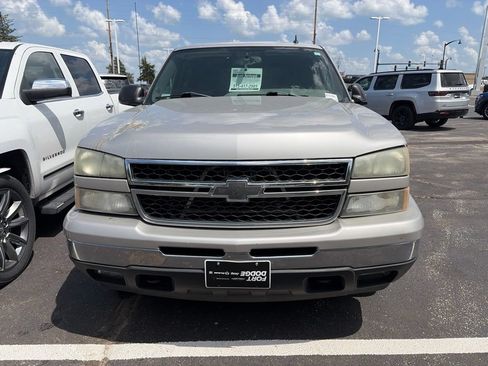 Used 2006 Chevrolet Silverado 1500 LT w/ Onstar Plus Package AWD/4WD image 6