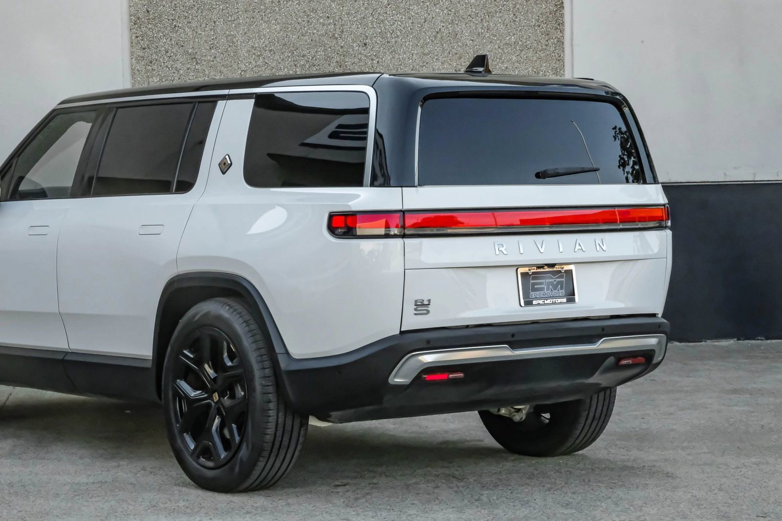 Used 2024 Rivian R1S Adventure Dual AWD/4WD image 18
