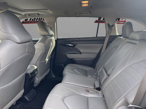 Used 2023 Toyota Highlander XLE image 10