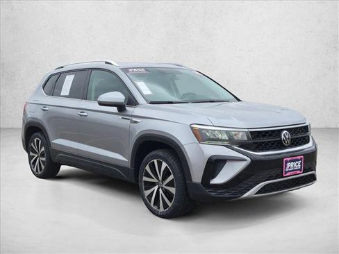 Used 2022 Volkswagen Taos SE FWD image 3