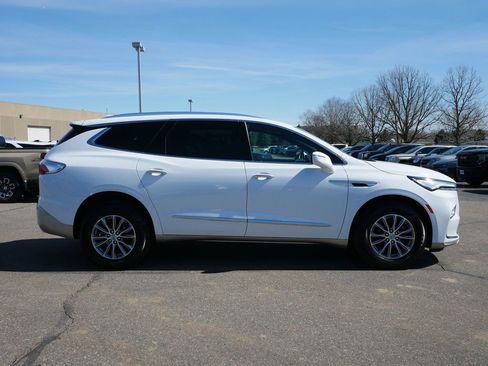 Used 2023 Buick Enclave Essence image 8