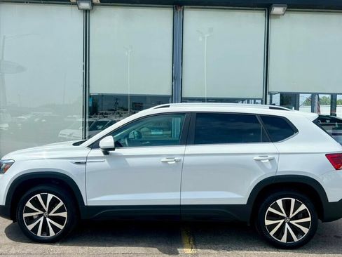 Used 2024 Volkswagen Taos SE FWD image 2