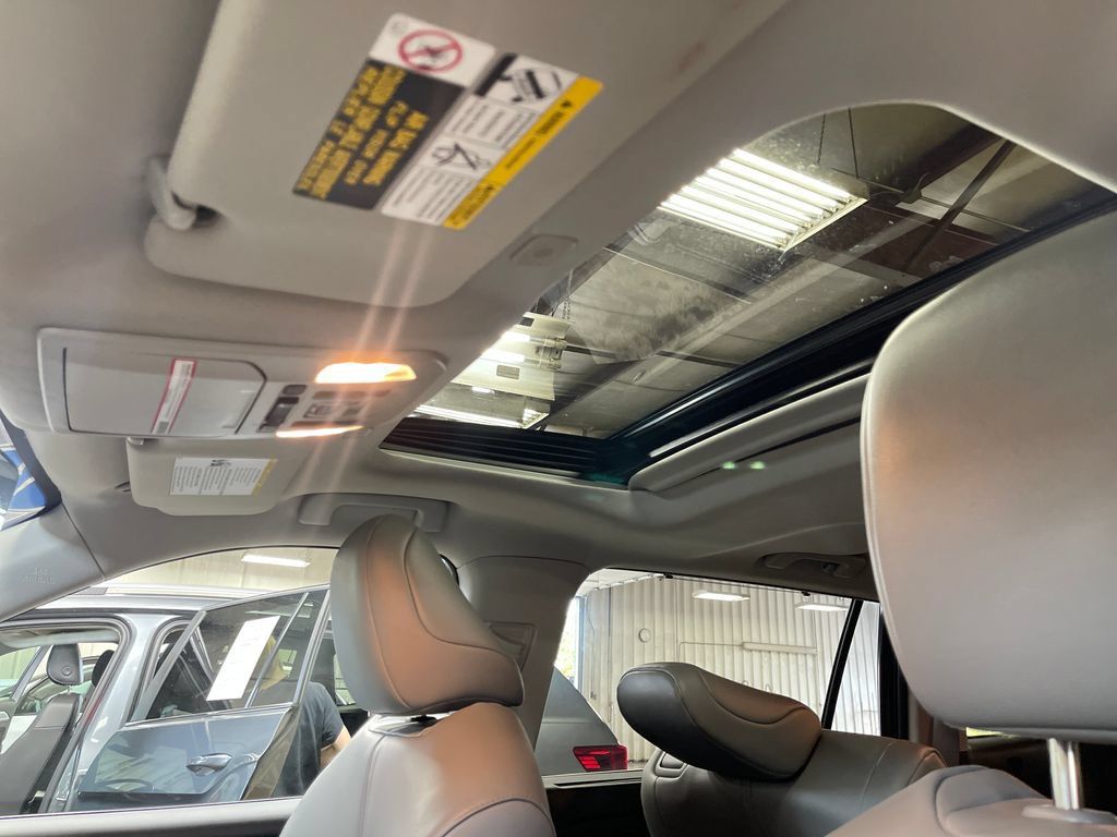 Used 2023 Toyota Highlander XLE AWD/4WD image 12