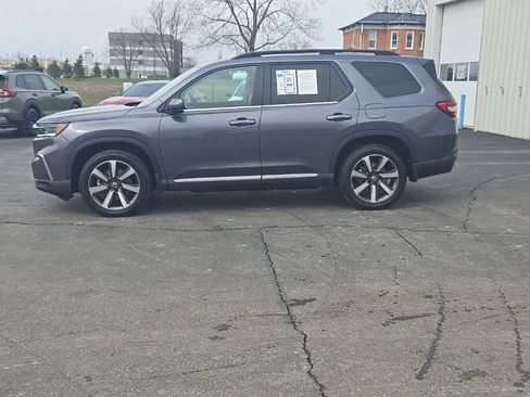 Used 2025 Honda Pilot Touring image 4