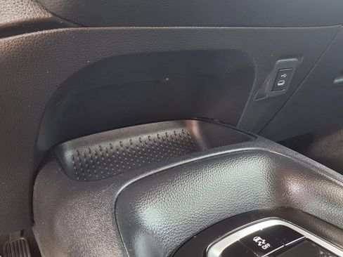 Used 2025 Toyota Corolla LE FWD image 10