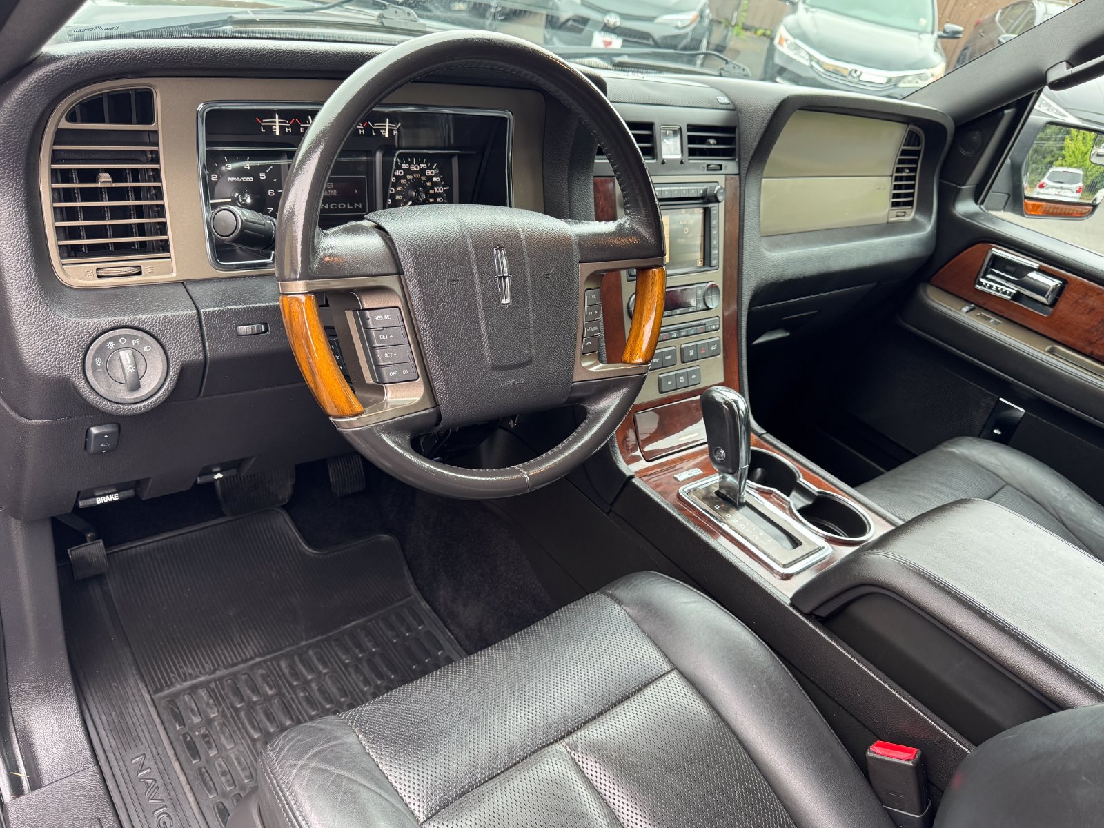 Used 2012 Lincoln Navigator L 4WD image 10