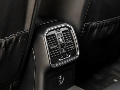 Certified 2025 Porsche Macan AWD/4WD image 37