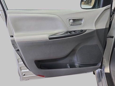 Used 2020 Toyota Sienna LE FWD image 28