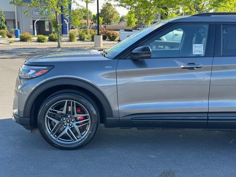 Used 2025 Ford Explorer ST-Line w/ ST-Line Street Pack AWD/4WD image 4