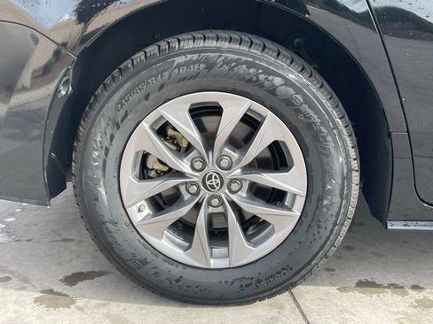 Used 2024 Toyota Sienna XLE image 7