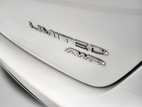 Used 2022 Chrysler Pacifica Limited AWD/4WD image 8