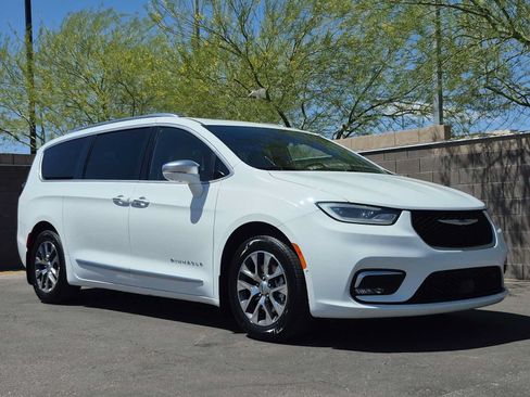 Used 2021 Chrysler Pacifica Pinnacle FWD image 3