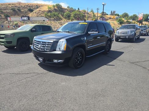 Used 2011 Cadillac Escalade Luxury AWD/4WD image 3